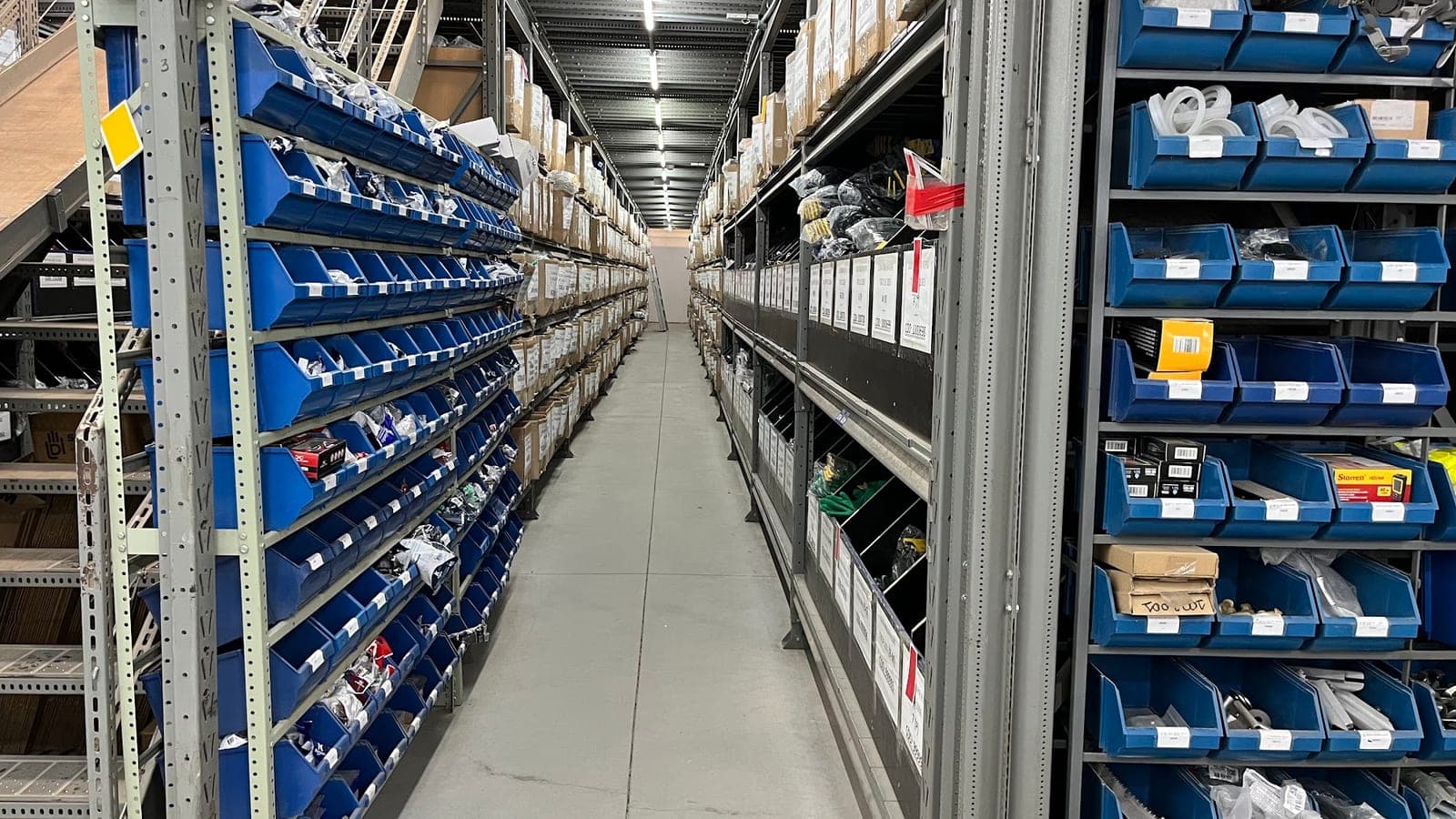 Interior e organização do estoque da Prometal EPIs