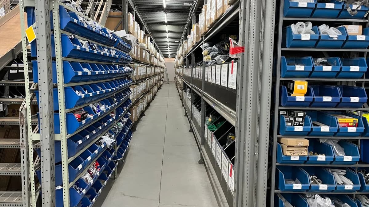 Interior e organização do estoque da Prometal EPIs